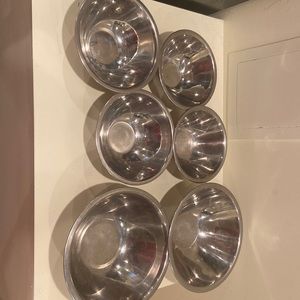 4 small metal bowls 2 medium sized metals bowls